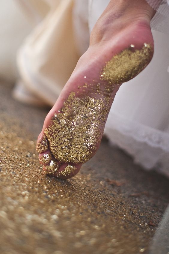 Jolantas Spa foot image, Gold sparkles